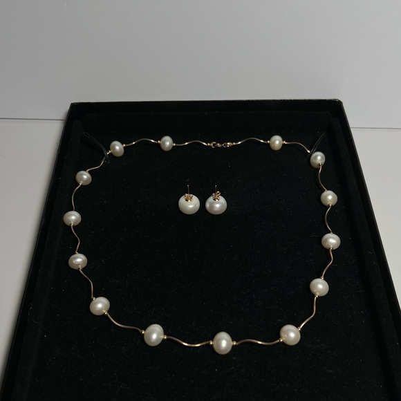 Elegant 14 K Gold and Pearl Necklace and Earring Set - Picture 2 of 6